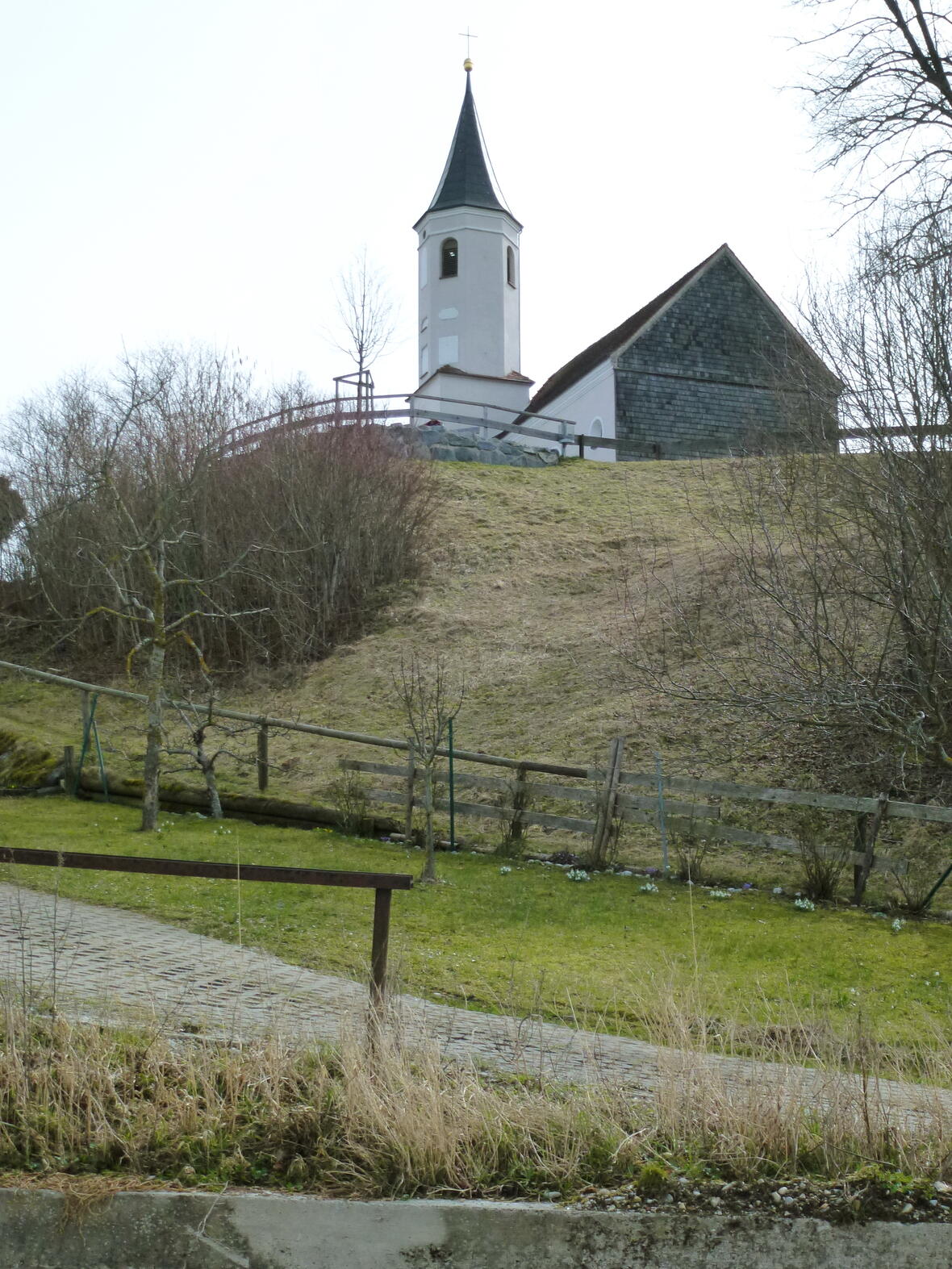 Windach, Lindenstr.3: Katholische Filialkirche St.Vitus, Ansicht von NW