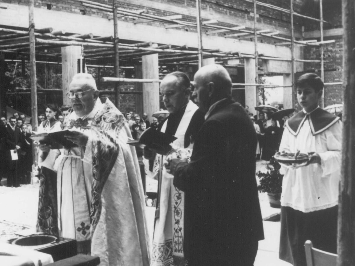Das Bild zeigt Dekan Grasmüller und Pfarrvikar Dr. Gehring bei der Grundsteinlegung 1958