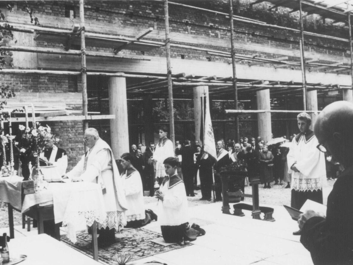 Das Bild zeigt Dekan Grasmüller und Pfarrvikar Dr. Gehring bei der Grundsteinlegung 1958
