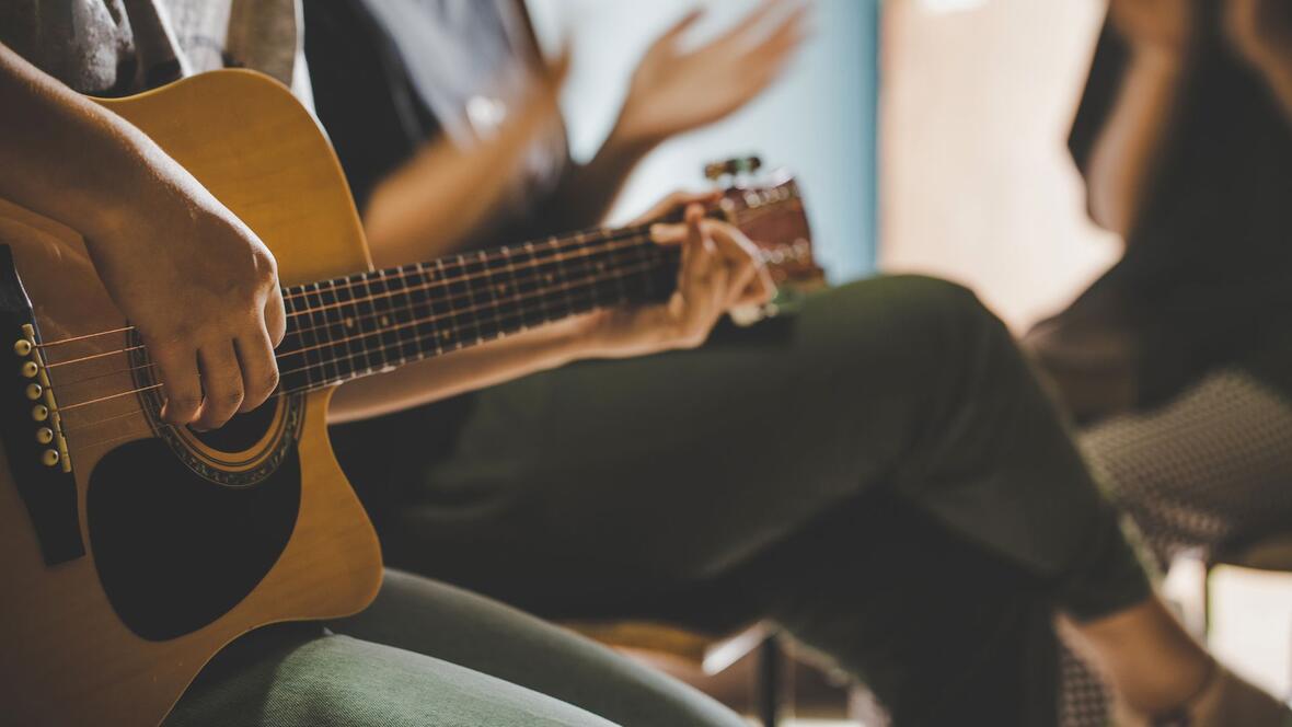 Menschen die gemeinsam musizieren
