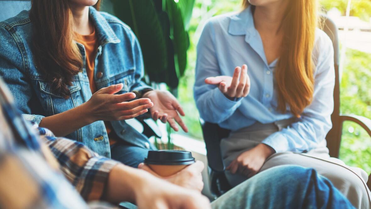 Eine Gruppe junger Menschen tauscht sich aus