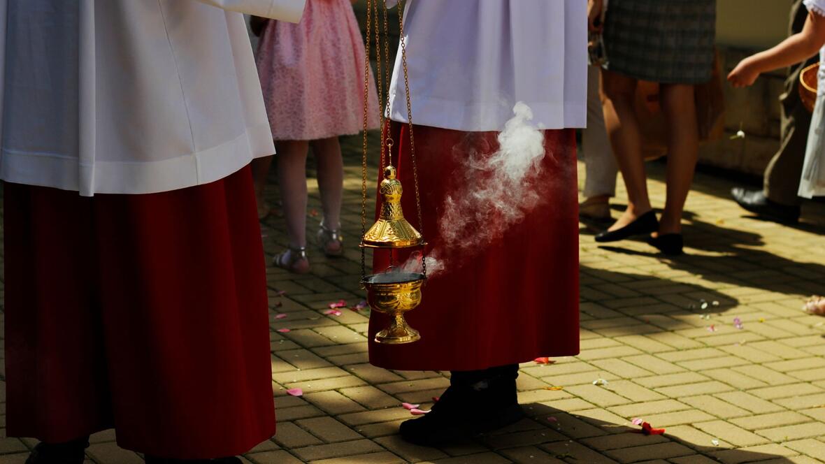 Ministranten schwenken Weihrauch