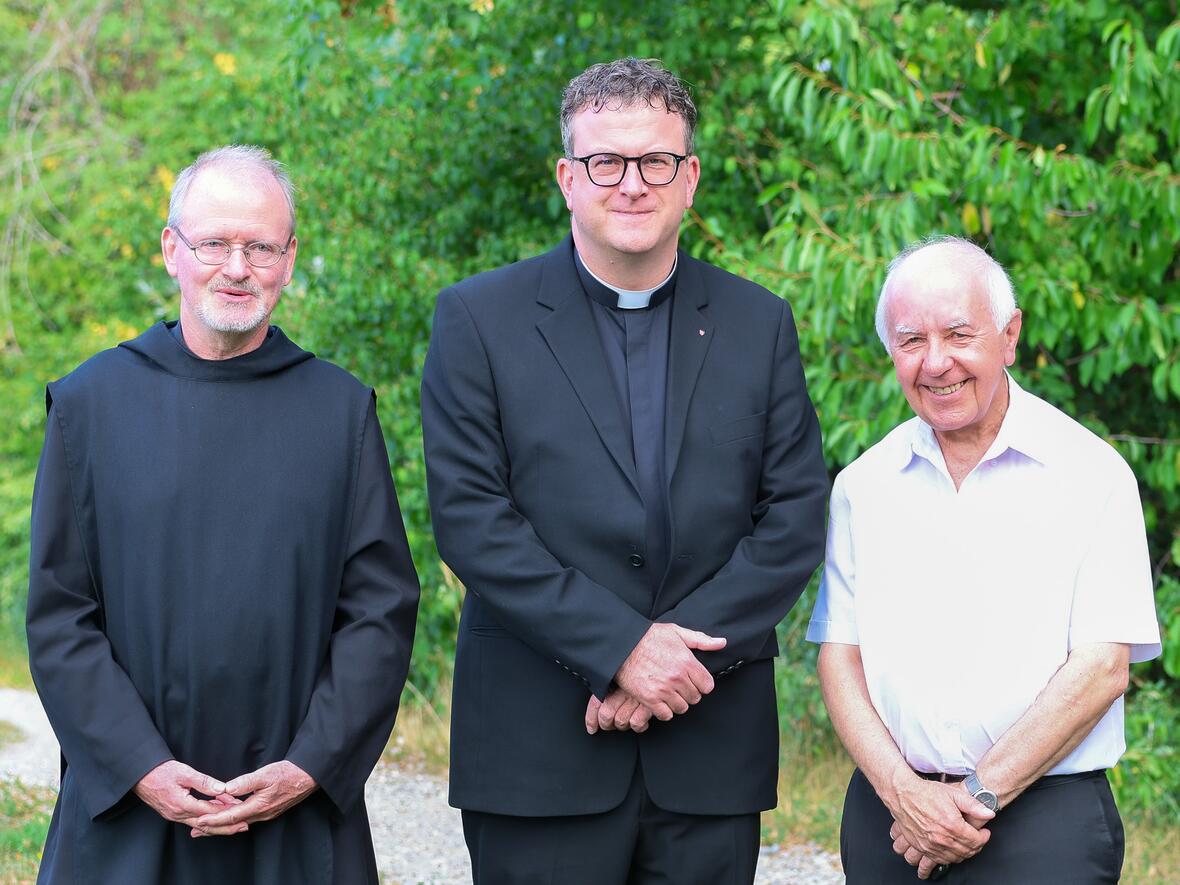 Unsere Seelsorger (v.l.n.r.): Pater Regino Schüling OSB, Leitender Pfarrer Markus Willig, Pfarrer i.R. Reinhold Lappat